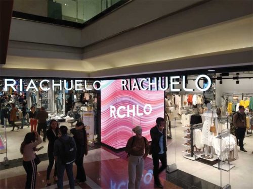 A video wall was used to enhance the entrance to Brazil’s retail giant Riachuelo’s flagship store.